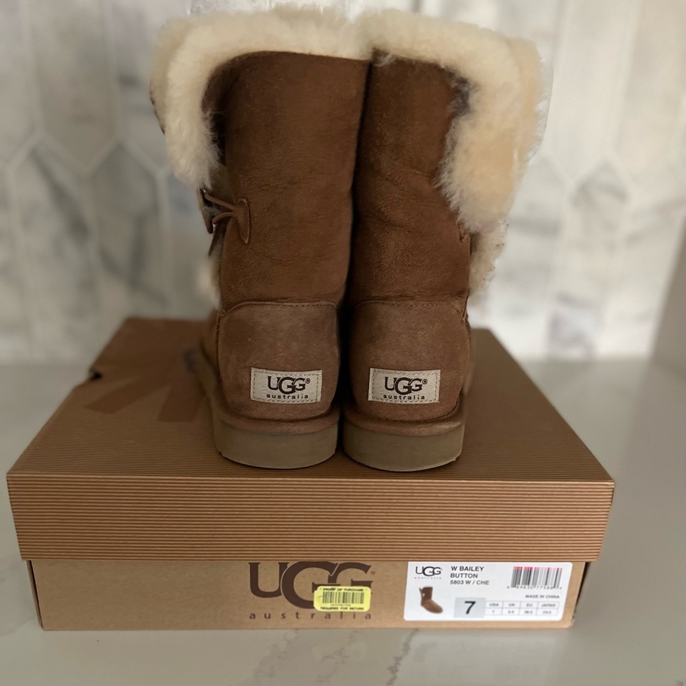 Ugg woman Bailey Button size 7 Chestnut.